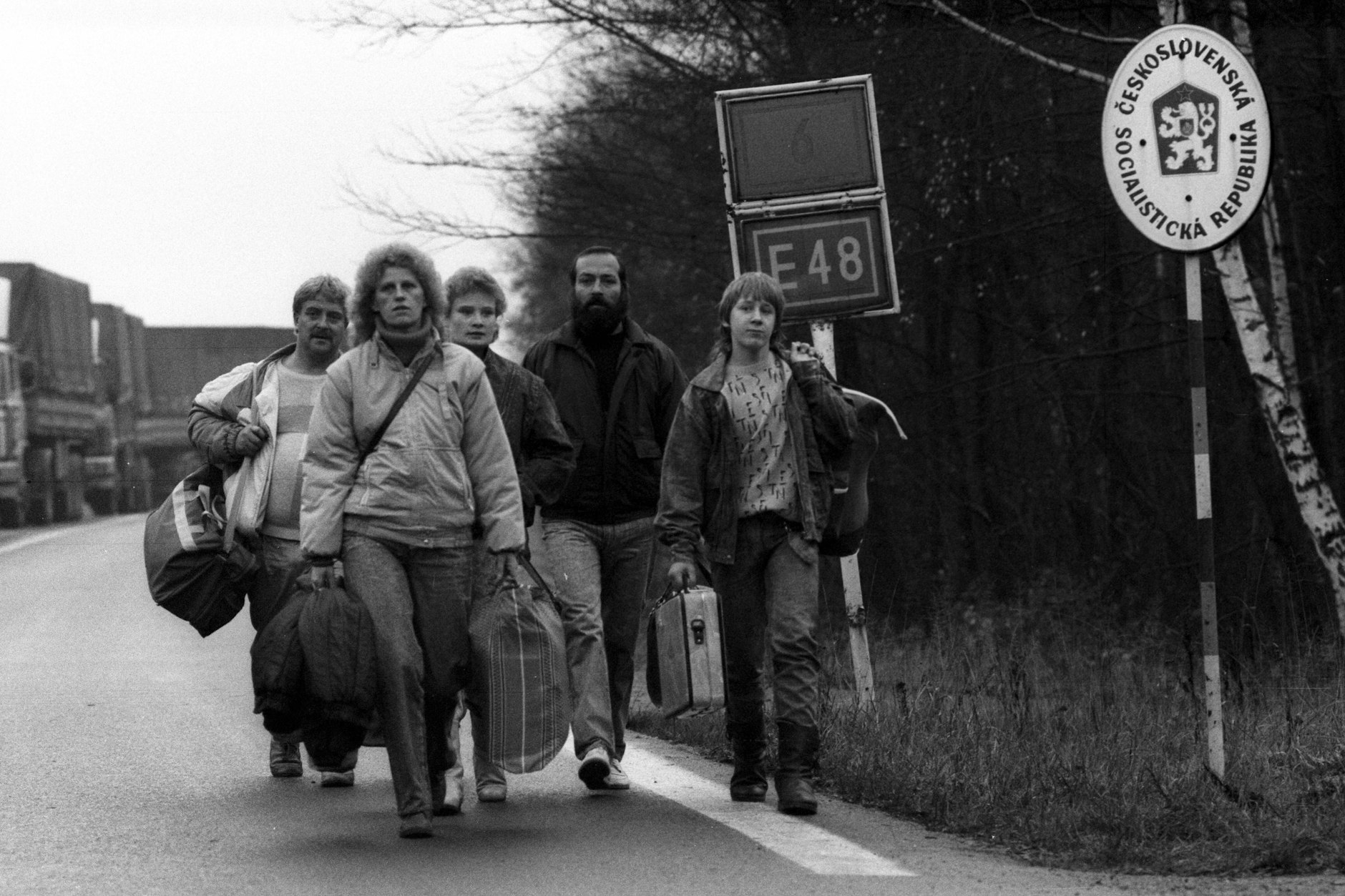 Im Sommer und Herbst 1989 verließen Hunderttausende DDR-Bürger das Land, wie diese Flüchtlinge am Grenzübergang Schirnding auf dem Weg aus der CSSR in die BRD.