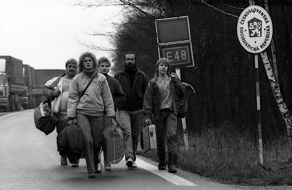 Im Sommer und Herbst 1989 verließen Hunderttausende DDR-Bürger das Land, wie diese Flüchtlinge am Grenzübergang Schirnding auf dem Weg aus der CSSR in die BRD.