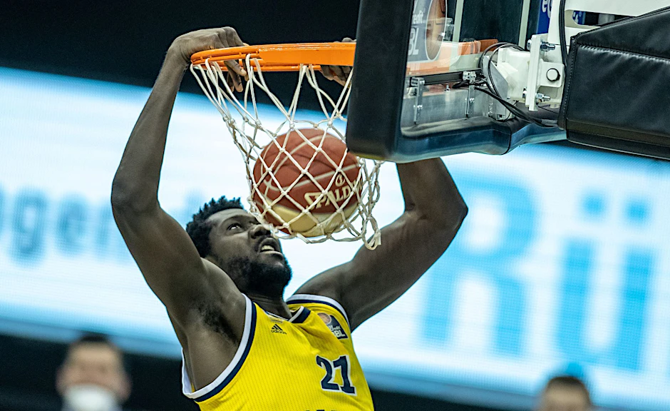ARCHIV - Jean Marc Christ Koumadje legt den Ball in den Korb.  