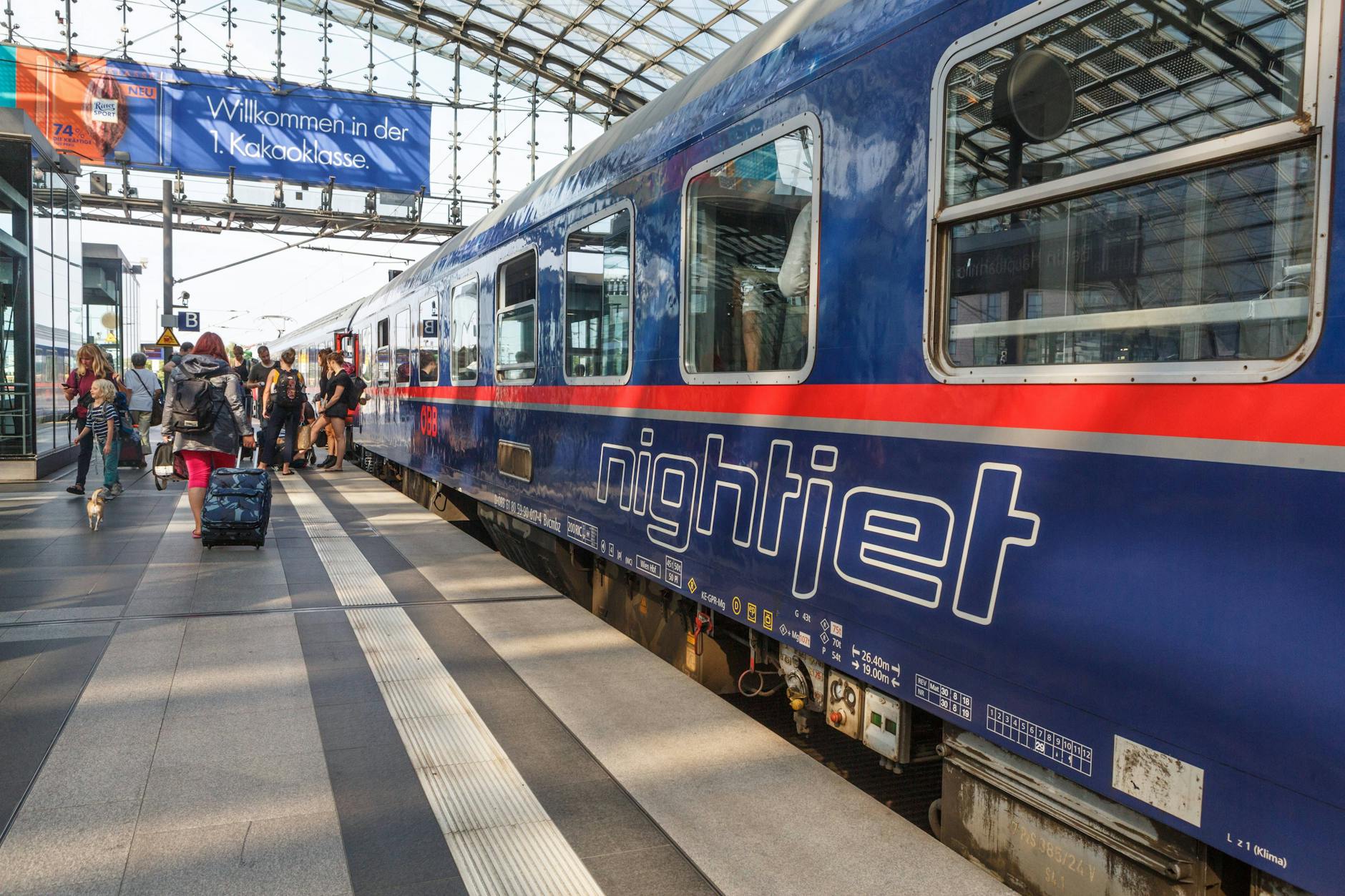 Ein Nachtzug der Österreichischen Bundesbahnen hält im Berliner Hauptbahnhof. Von hier aus kann man mit dem Nightjet nach Freiburg, Basel, Zürich und Wien reisen.