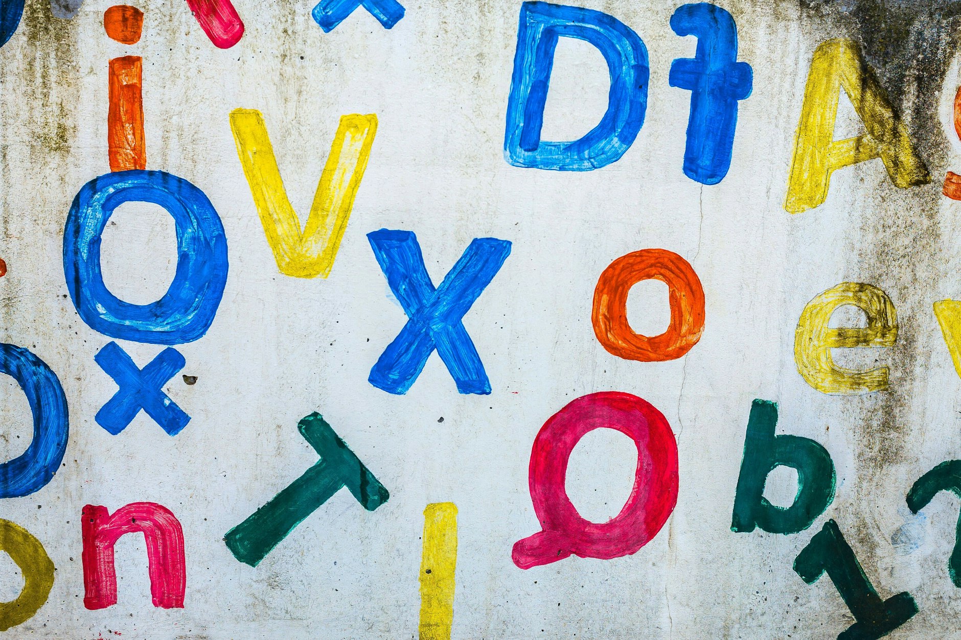 An das erste gesprochene und geschriebene Wort der Kinder erinnern sich Eltern besonders gerne. Wie der Entwicklungsstand des Kindes ist, hängt aber von einigen Faktoren ab. Durch die vergangenen Corona-Jahre und die fehlende regelmäßige Betreuung in der Kita ist der Unterschied umso größer geworden.