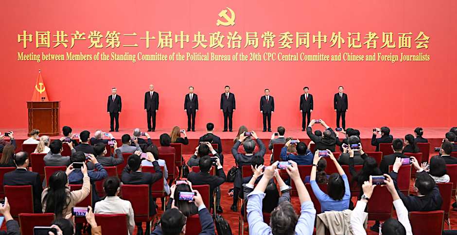 Peking, 23. Oktober: Die chinesische Führung trifft zum Abschluss des Parteitags die Presse. Fragen der Journalisten waren nicht vorgesehen. In der Mitte des Ständigen Ausschusses des Politbüros: Xi Jinping. Von links: Li Qiang, Zhao Leji, Wang Huning, Cai Qi, Ding Xuexiang und Li Xi.