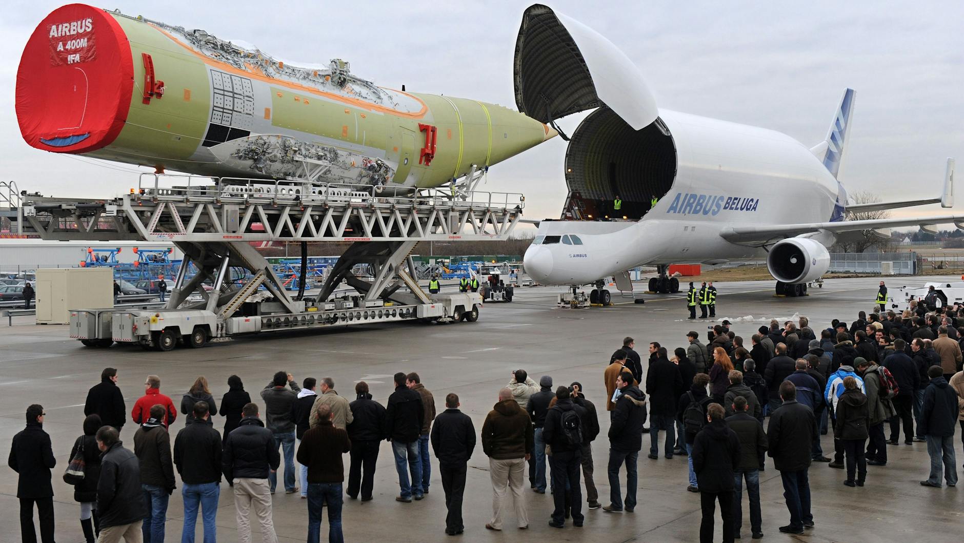 Das Transportflugzeug Beluga schluckt dem Rumpf eines anderen Airbus.