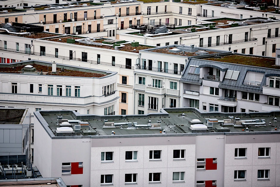 Blick über die Dächer von Mehrfamilienhäusern.