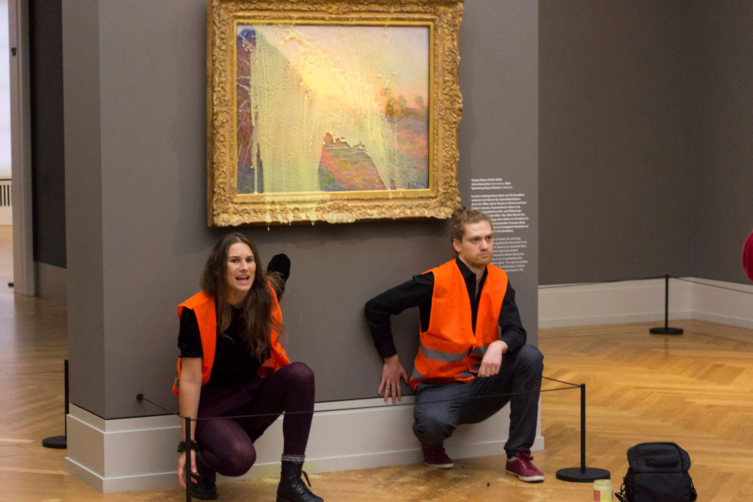 Klimaaktivistin Mirjam H. (l.) im Museum Barberini, nachdem sie Kartoffelbrei auf das Gemälde „Getreideschober“ (1890) von Claude Monet geworfen hat.