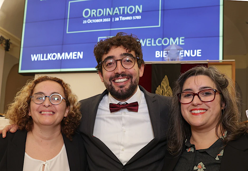 Die Rabbiner Ann Gaelle Attias (l-r), Andres Bruckner und Irene Muzas Calpe stehen im Audixmax vor ihrer Ordination zusammen.  