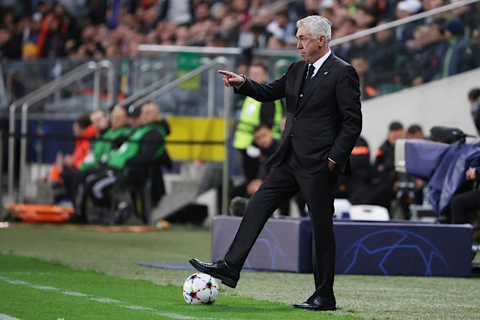 Real Madrids Trainer Carlo Ancelotti steht in der Couching Zone am Spielfeldrand.  