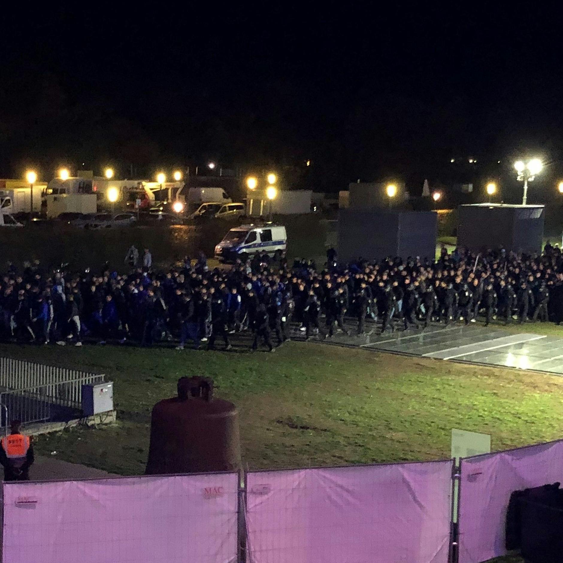 Nach Hertha-Sieg: Schalke-Fans prügeln sich erst selbst und treten dann einen Polizisten ins Krankenhaus