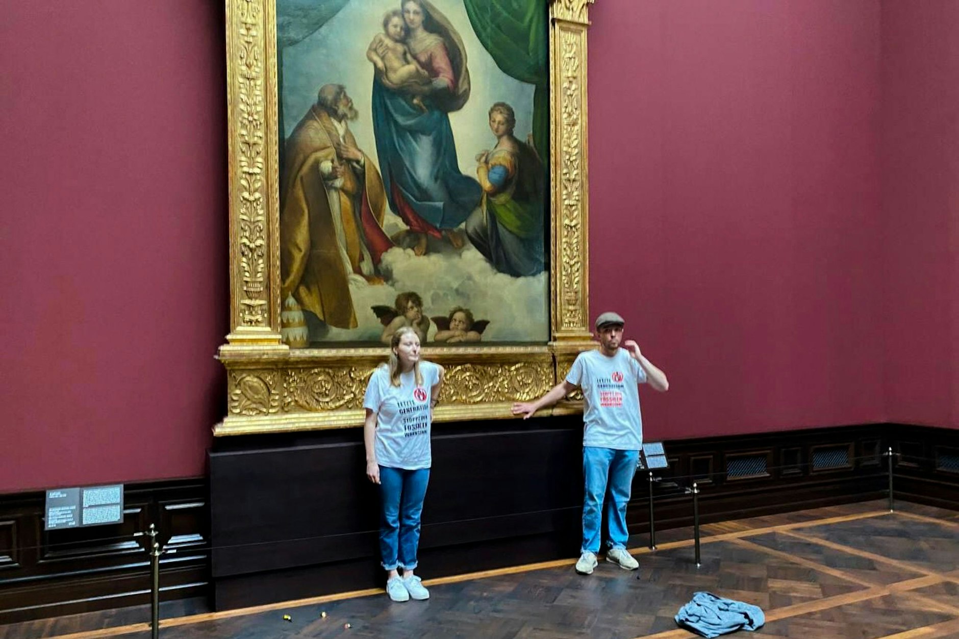 Da wurde noch auf Spritz- und Schmier-Attacken verzichtet: Aktivisten der Letzten Generation&nbsp;am 23. August 2022, festgeklebt an Raffaels Renaissance-Ikone „Sixtinische Madonna“ in der Dresdner Gemäldegalerie Alte Meister.&nbsp;