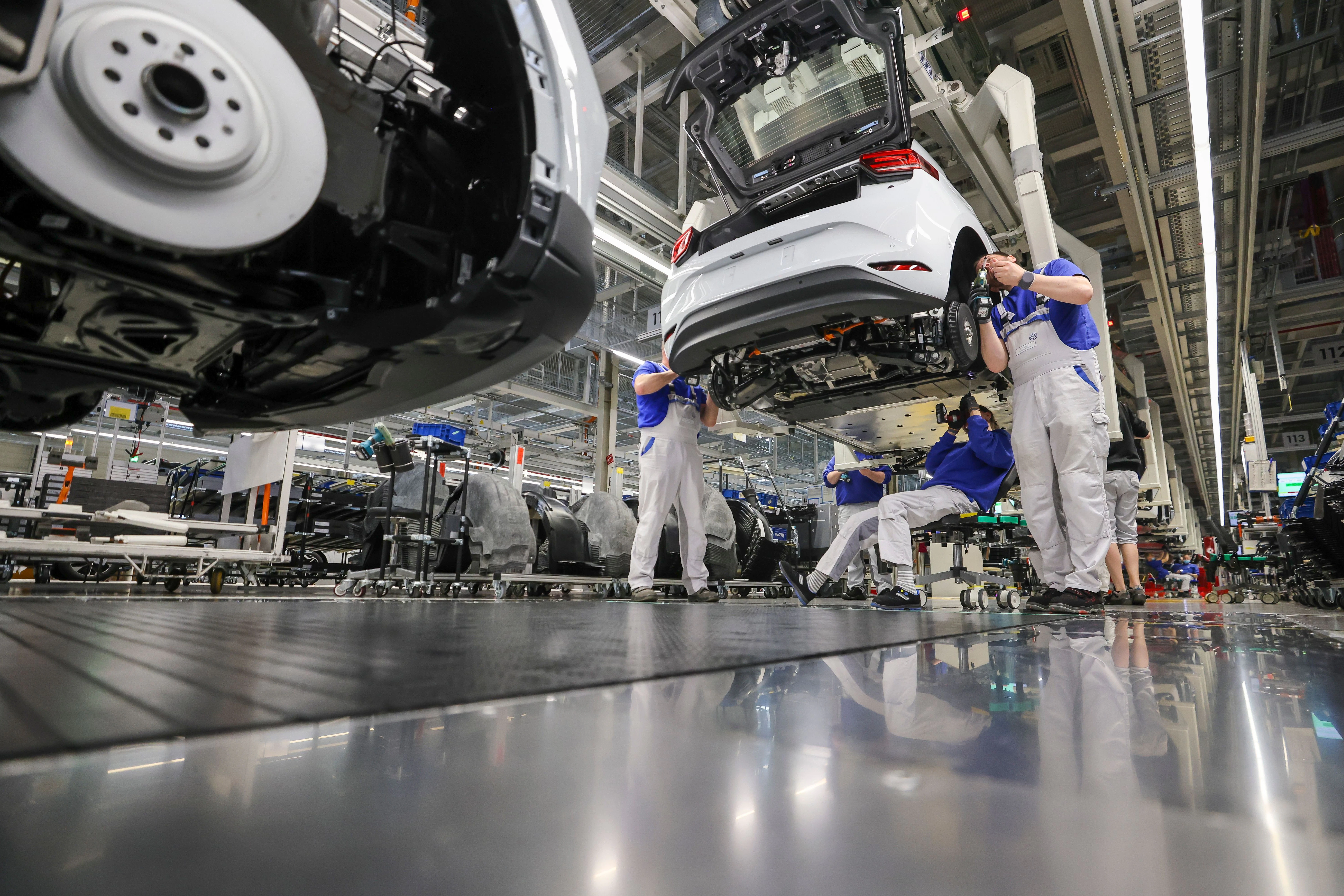 Mitarbeiter montieren einen ID.4 im Werk von Volkswagen in Zwickau. In dem Werk laufen neben den VW-Fahrzeugen auch die Fahrzeuge der Konzernmarken Audi und Seat vom Band. Die Fahrzeuge basieren auf dem Modularen Elektrobaukasten.