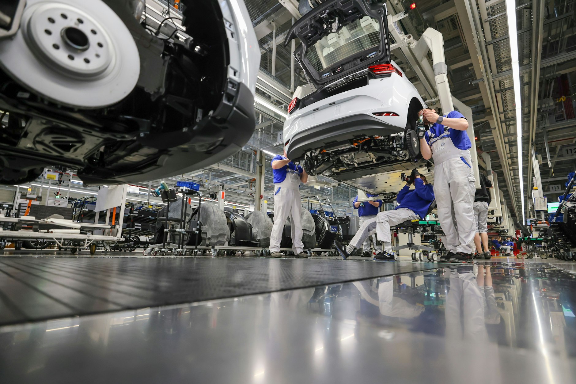 Mitarbeiter montieren einen ID.4 im Werk von Volkswagen in Zwickau. In dem Werk laufen neben den VW-Fahrzeugen auch die Fahrzeuge der Konzernmarken Audi und Seat vom Band. Die Fahrzeuge basieren auf dem Modularen Elektrobaukasten.