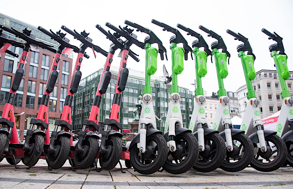 ARCHIV - E-Scooter stehen nebeneinander.  