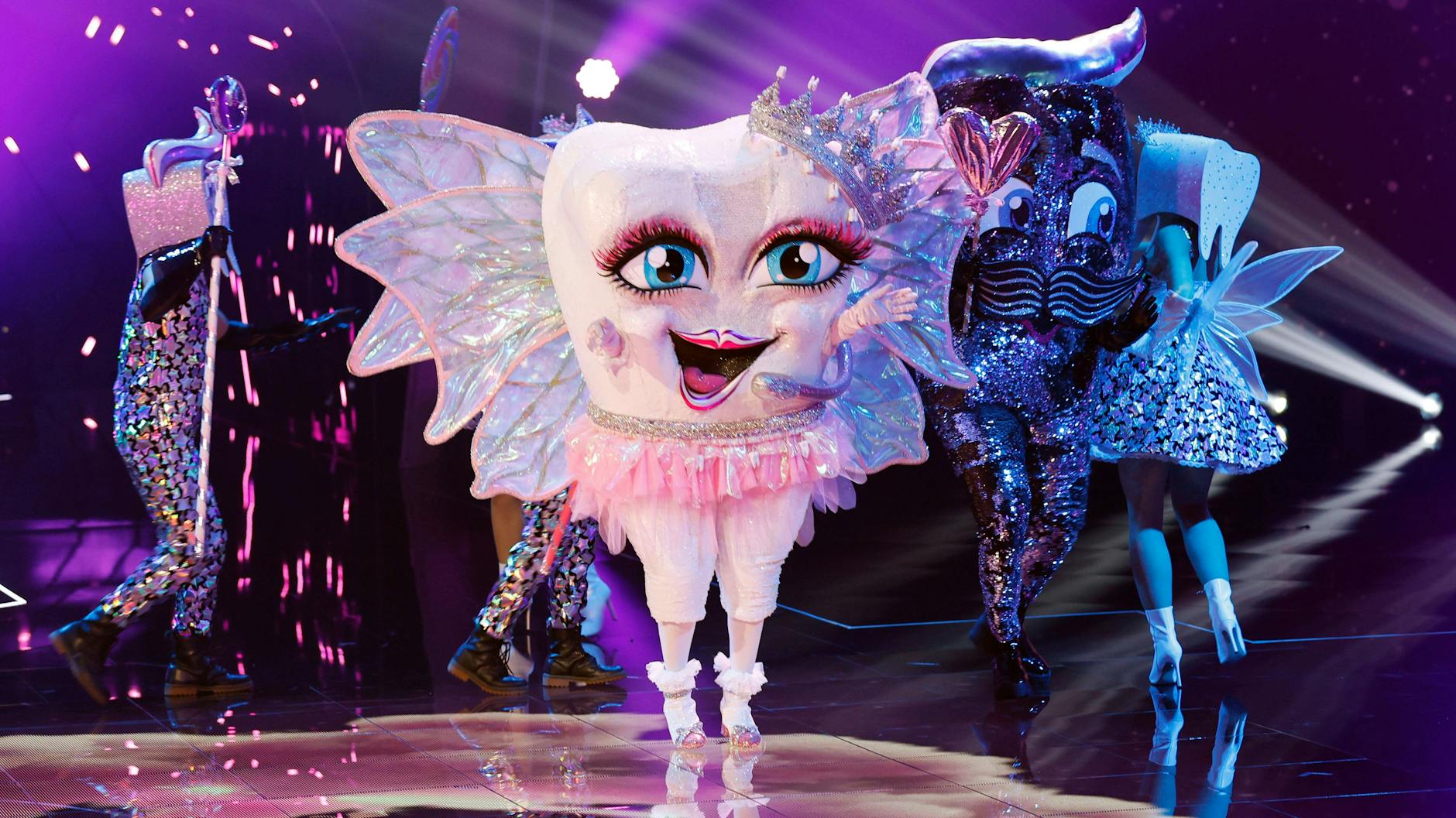 Die Zahnfee bei The Masked Singer - im Kostüm soll eine Profi-Sängerin stecken.