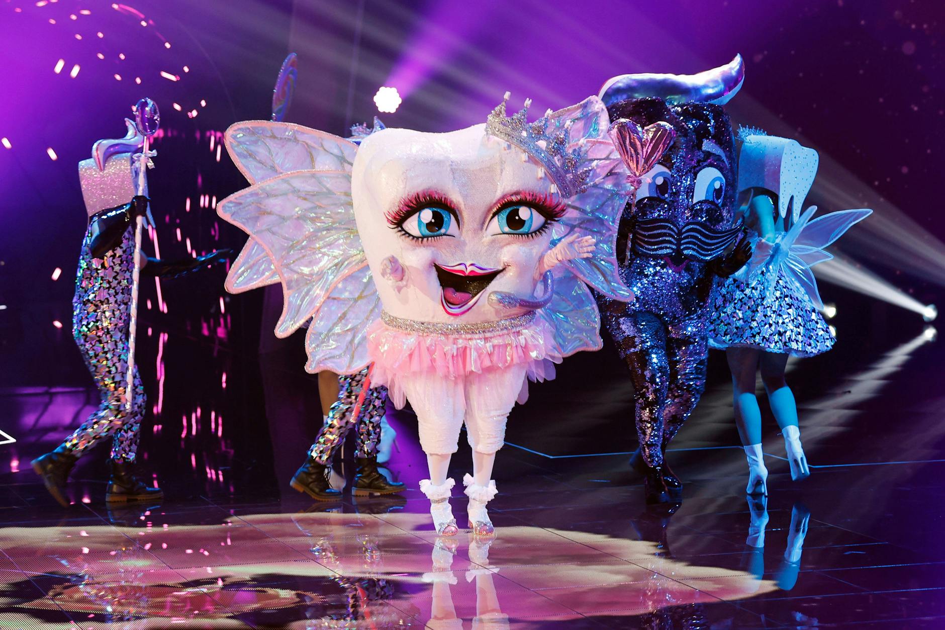 Die Zahnfee bei The Masked Singer - im Kostüm soll eine Profi-Sängerin stecken.