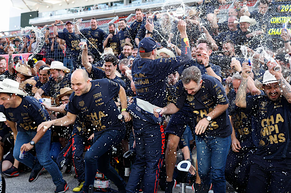Klebrige Dusche: Das Team von Red Bull feierte beim Sieg in Austin den Gewinn der Konstrukteurs-Weltmeisterschaft.