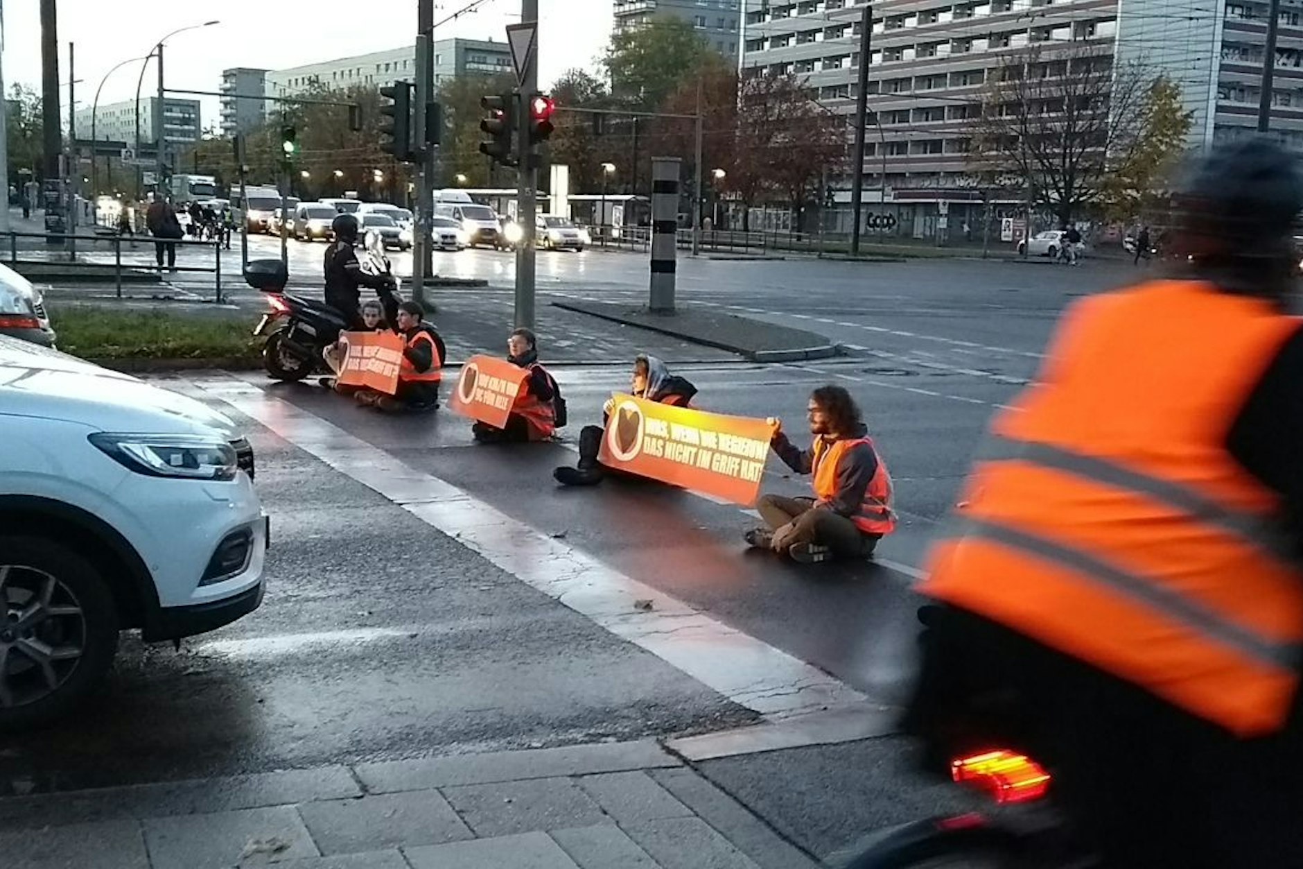 Die „Letzte Generation“ blockiert die Mollstraße in Berlin.