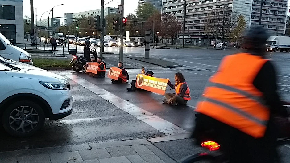 Die „Letzte Generation“ blockiert die Mollstraße in Berlin.