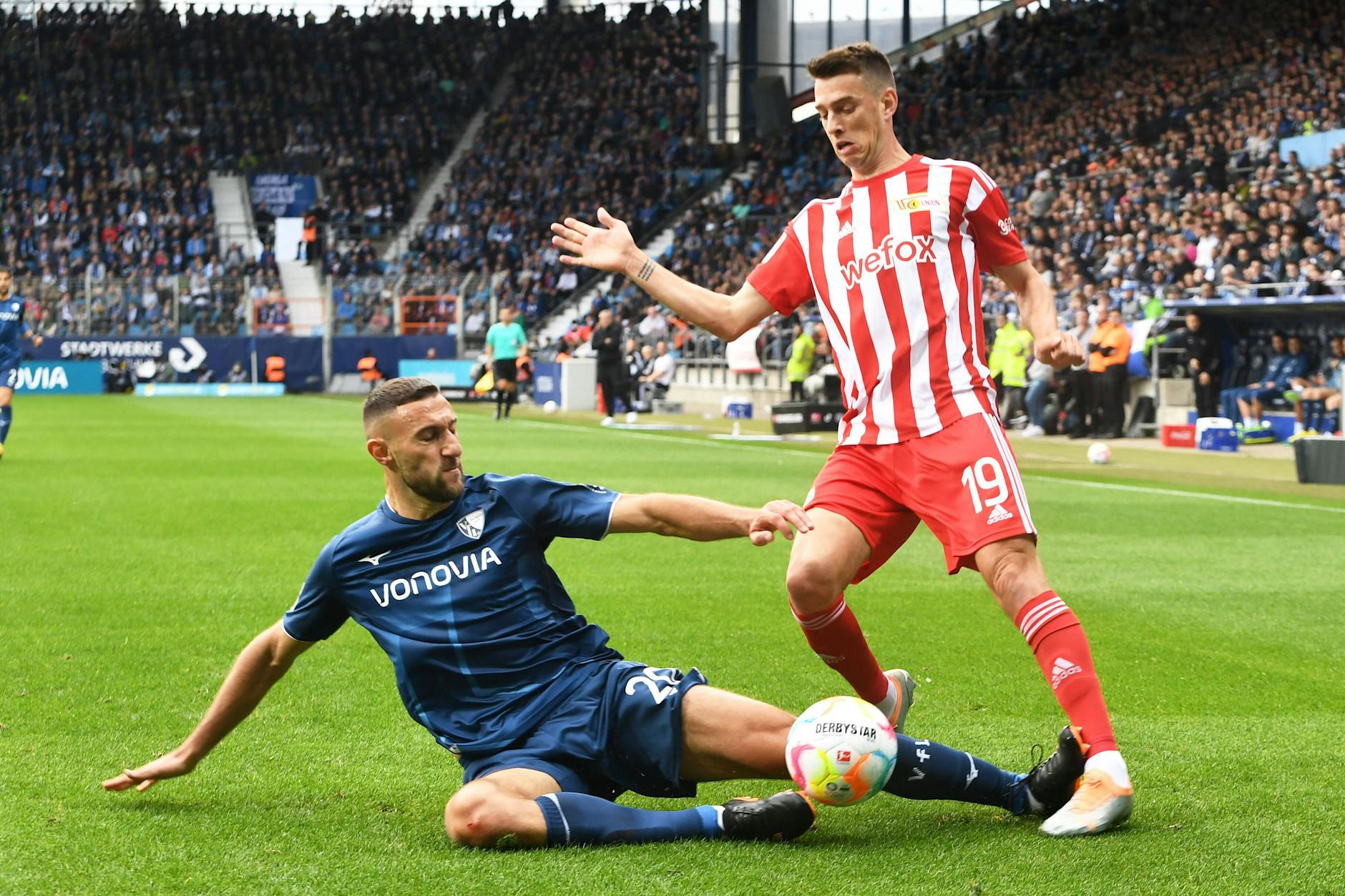 Bochums Ivan Ordets tritt Unions Janik Haberer kaputt.