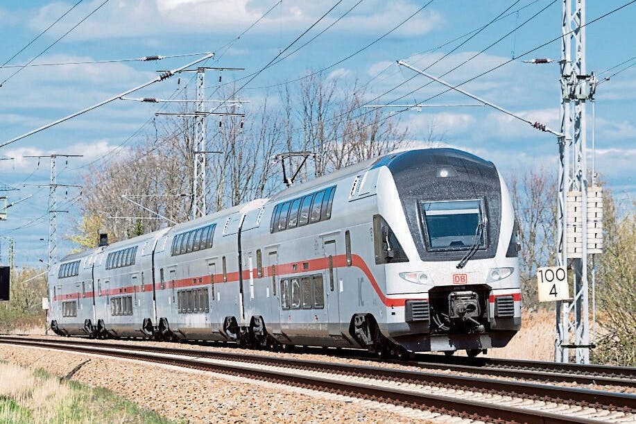 Ein Intercity aus Warnemünde unterwegs nach Dresden. 2023 können die Doppelstockzüge der Linie 17 lange nicht zwischen Berlin, Doberlug-Kirchhain, Elsterwerda und Dresden verkehren.