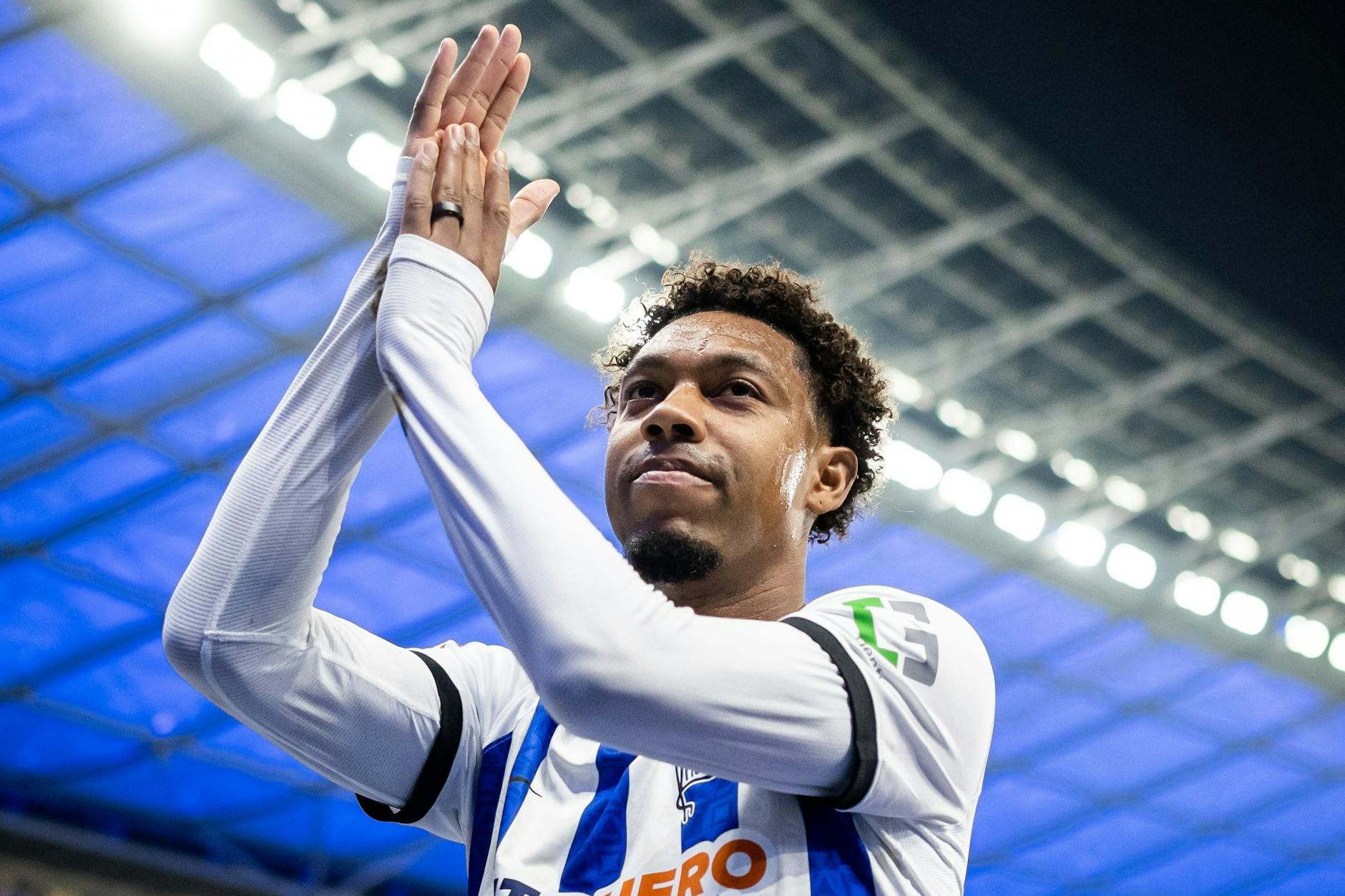 Herthas Djanga Boetius genoss den Jubel der Fans in der Ostkurve. Nur vier Wochen nach seiner Hodentumor-OP spielte er wieder.