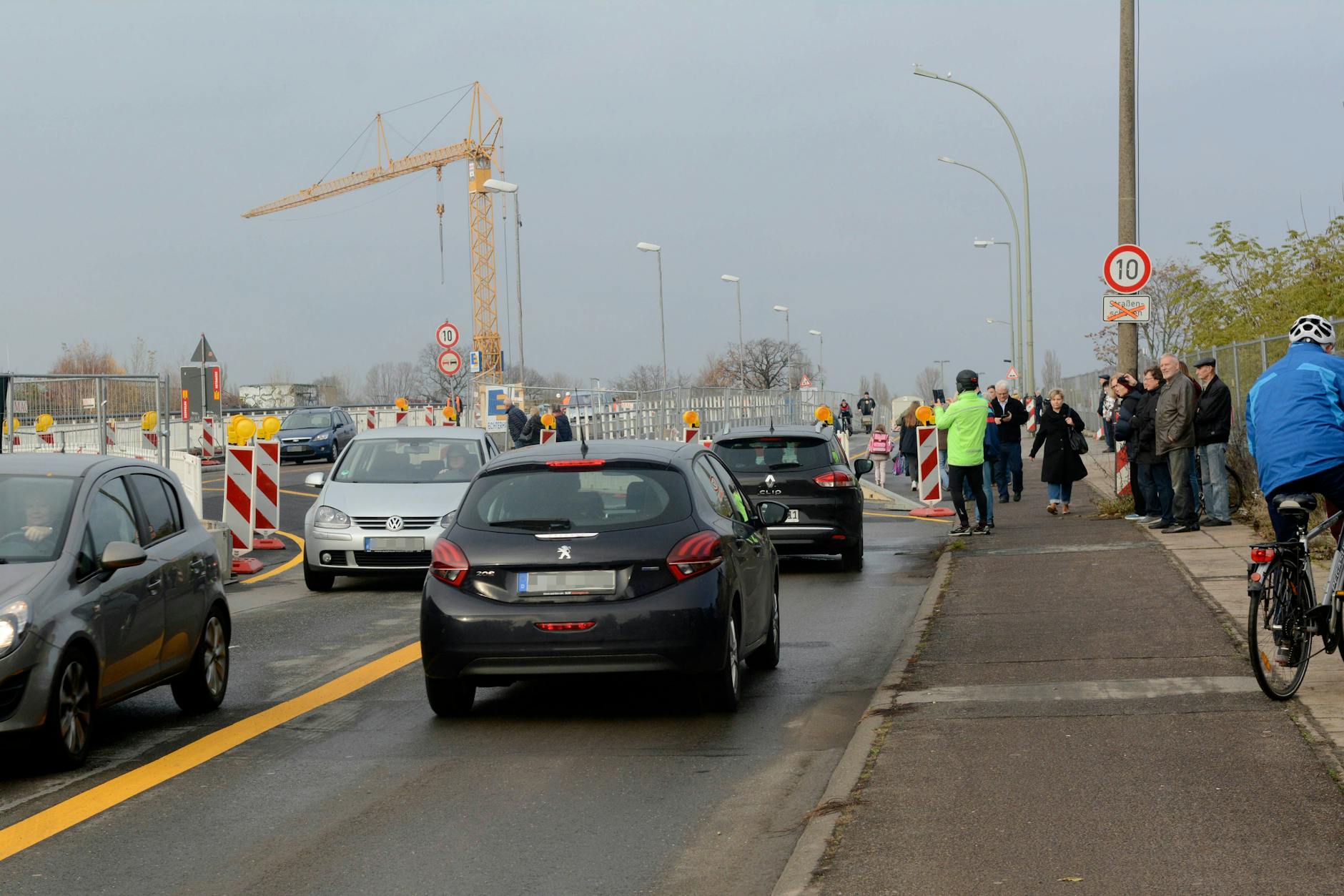 Wie im November 2019 ist es heute noch: Der gesamte Verkehr muss sich die westliche Brückenhälfte teilen. Es gibt nur einen Fahrstreifen pro Richtung. Vom 7. November an stehen wieder je zwei Fahrspuren zur Verfügung.