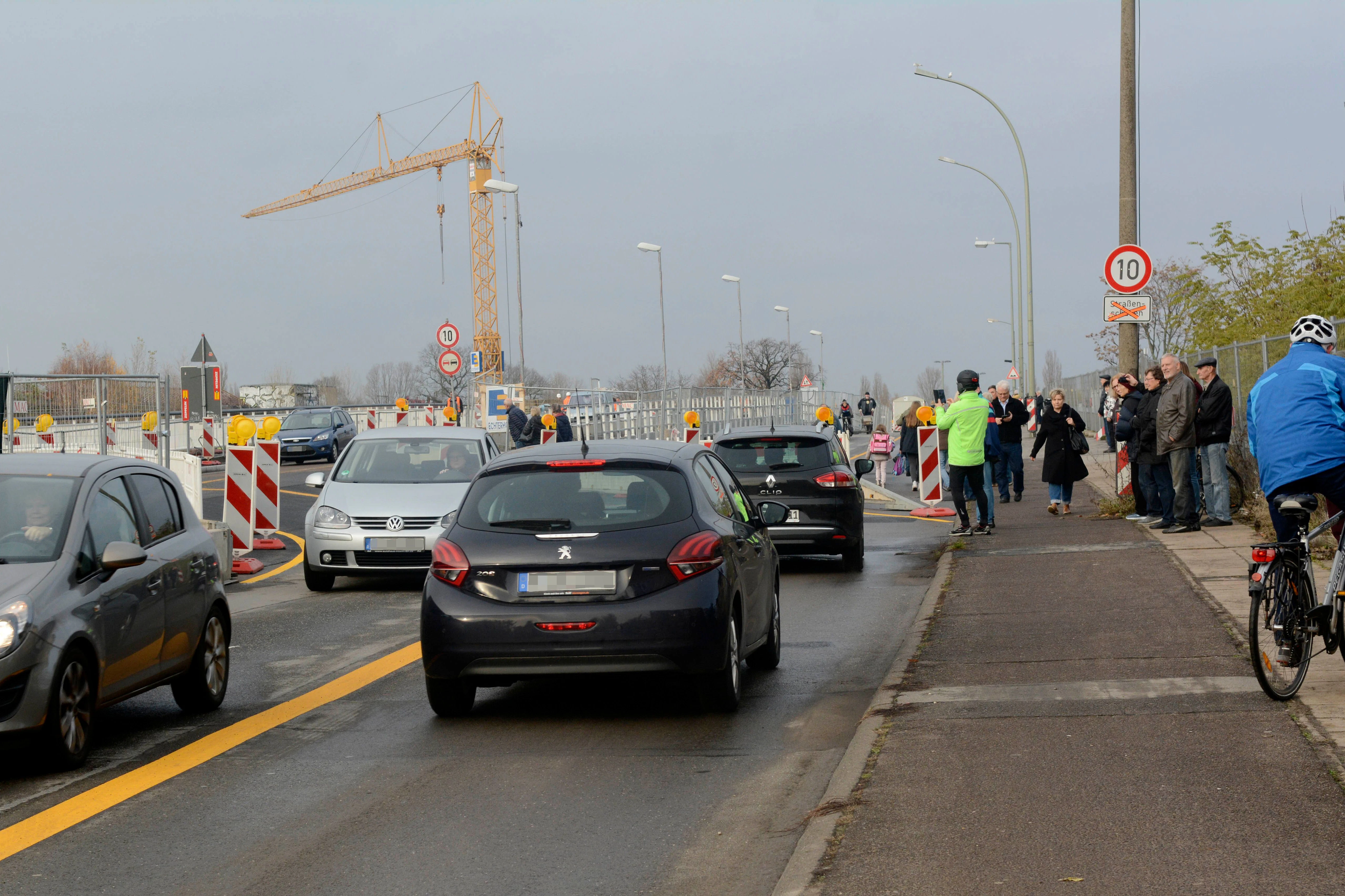 Wie im November 2019 ist es heute noch: Der gesamte Verkehr muss sich die westliche Brückenhälfte teilen. Es gibt nur einen Fahrstreifen pro Richtung. Vom 7. November an stehen wieder je zwei Fahrspuren zur Verfügung.