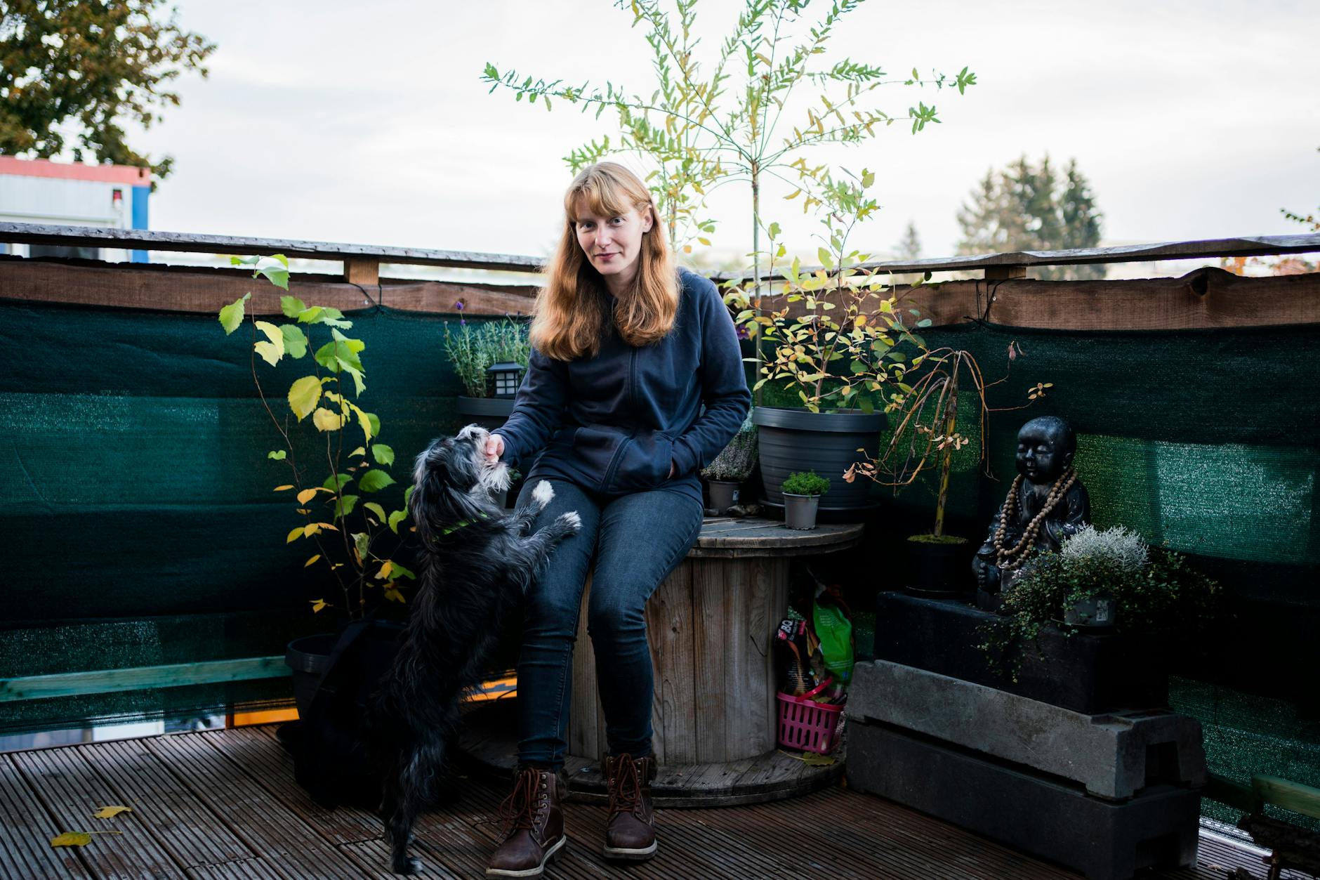 Jennifer Nakamura auf der Terrasse ihres Doppelstockcontainers in Karlshorst.