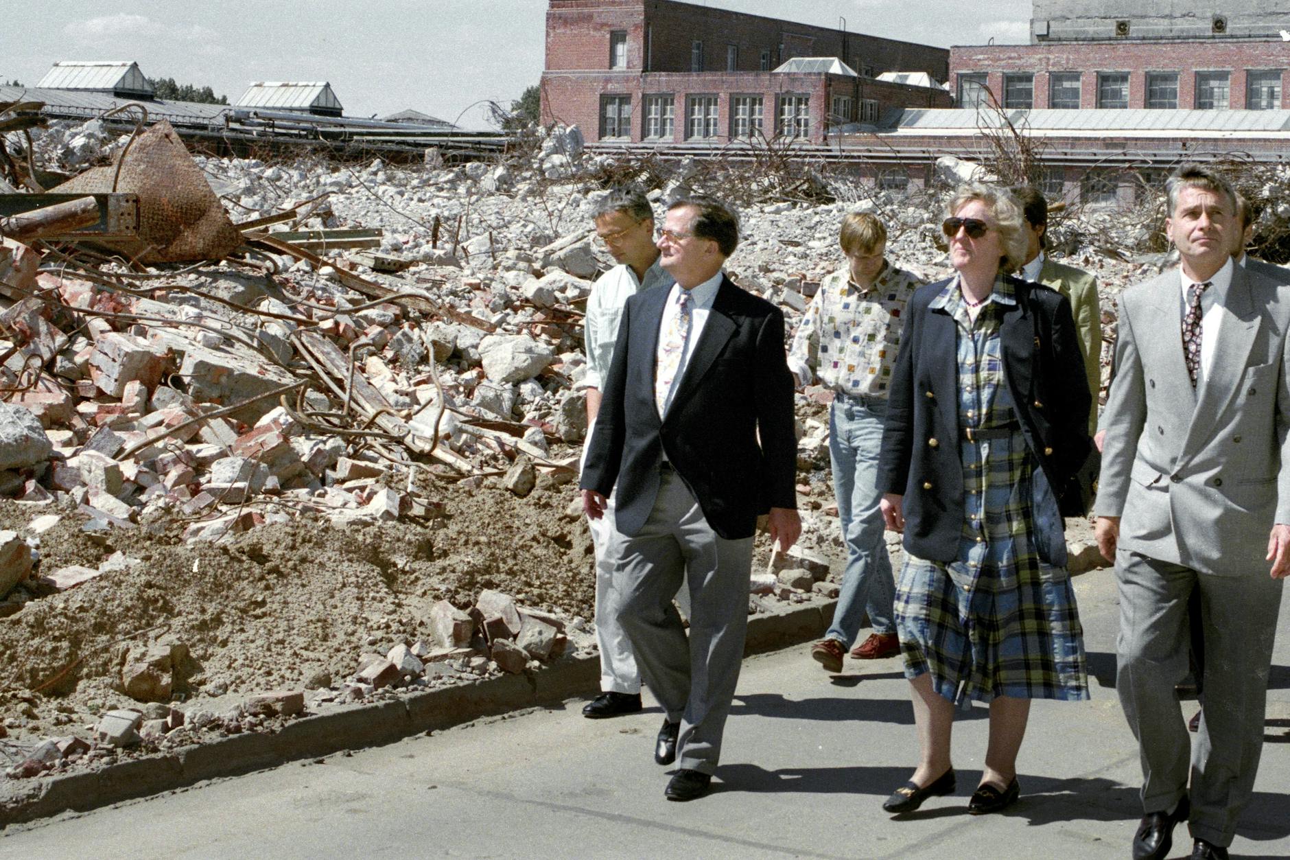 Abbruch und Neustart: Treuhandchefin Birgit Breuel 1994 vor den Trümmern des abgerissenen alten Waschmittel-Werkes in Genthin in Sachsen-Anhalt. Das Werk war privatisiert und von Henkel übernommen worden. 
