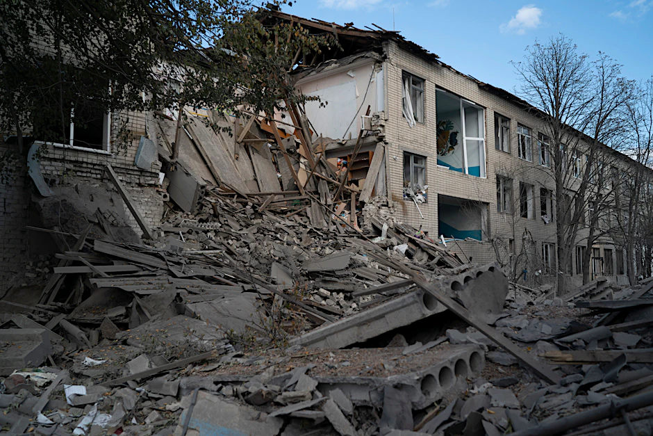 Trümmer bedecken einen Bereich an einer schwer beschädigten Schule in der Ukraine.