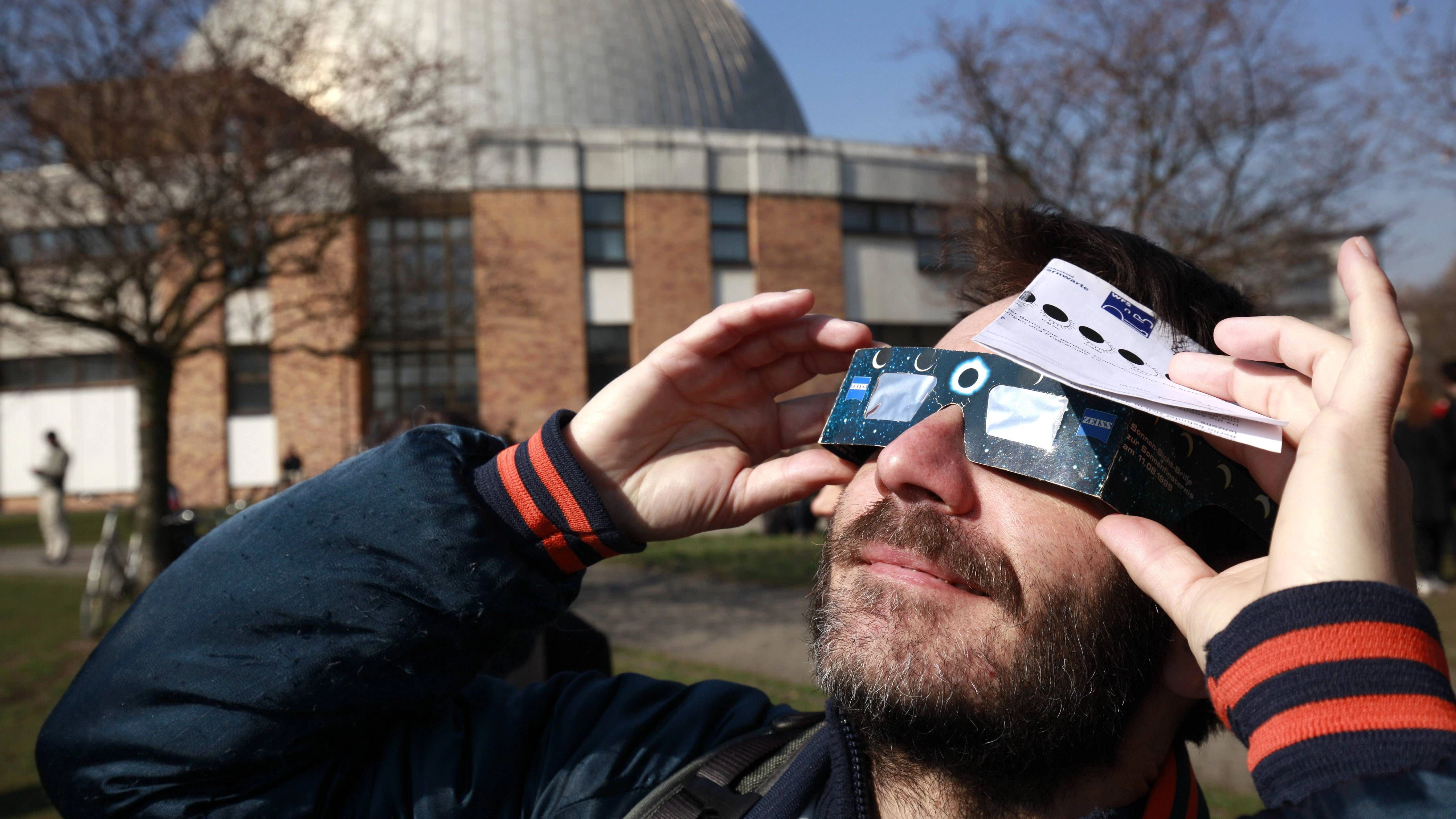 Wer die Sonnenfinsternis beobachten will, braucht in jedem Fall eine sichere Finsternis-Brille. Am 29. März kann die Sonnenfinsternis gemeinsam mit anderen Sternenguckern am Zeiss-Großplanetarium in Berlin-Prenzlauer Berg bestaunt werden.