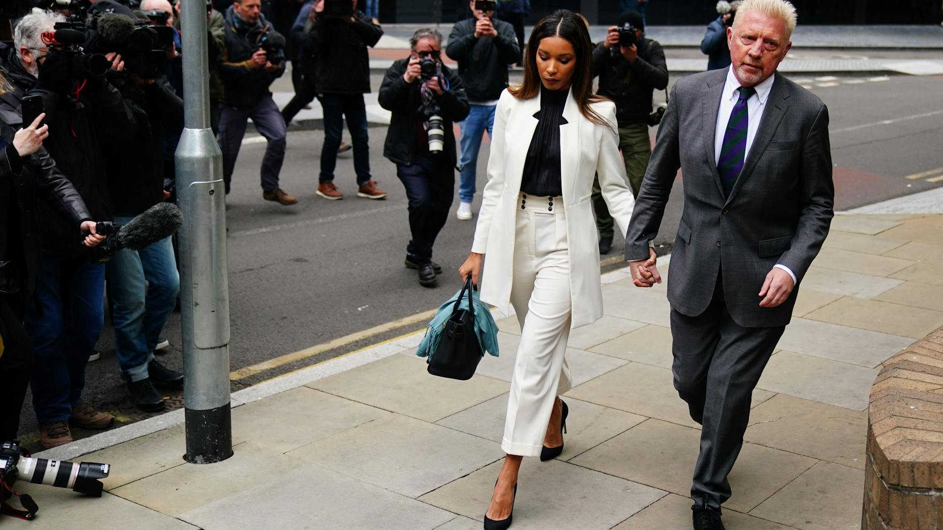 Boris Becker kommt gemeinsam mit seiner Lebensgefährtin Lilian de Carvalho Monteiro zur Strafmaßverkündung in seinem Insolvenzverfahren.