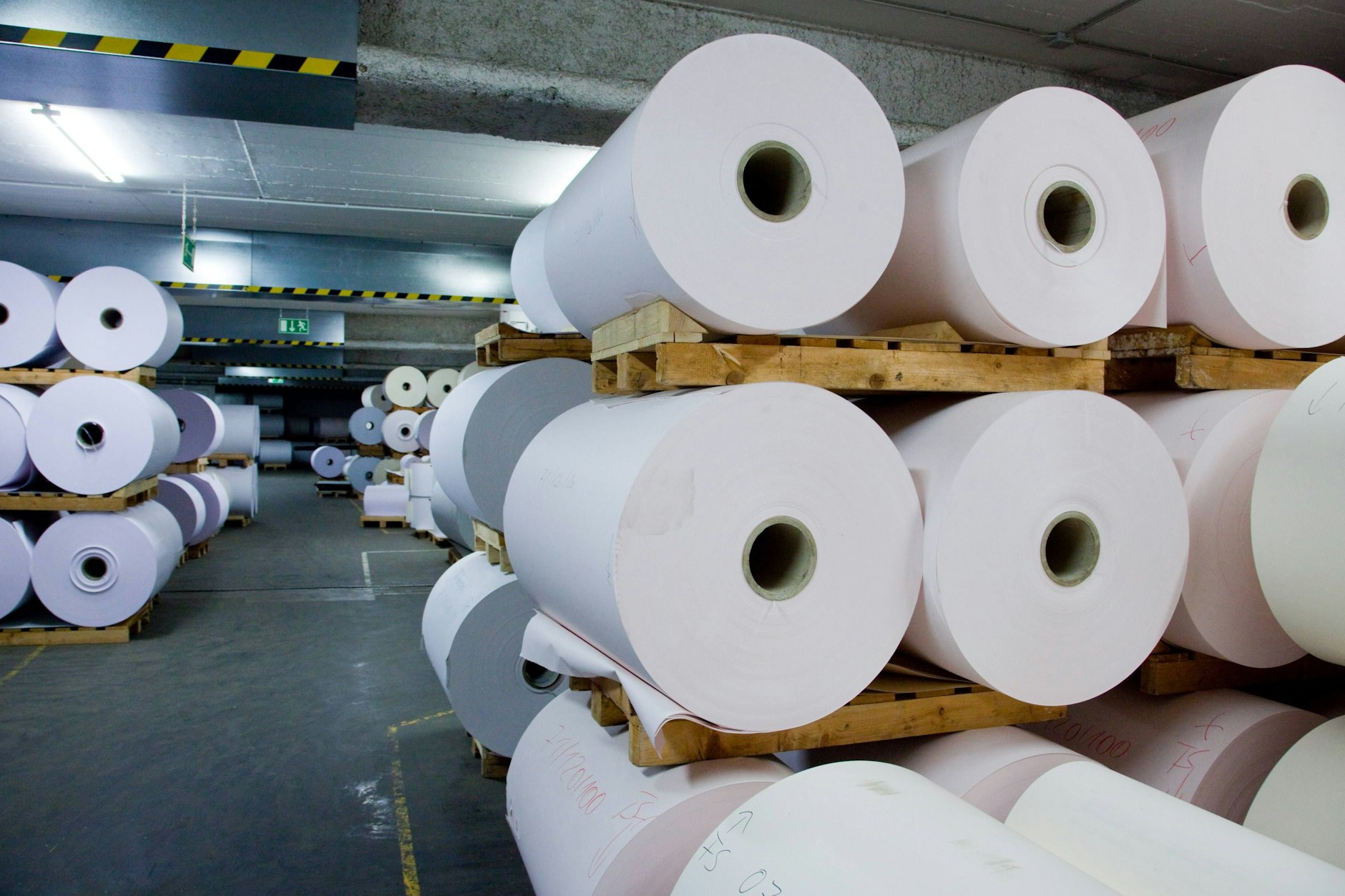 Rollenlager in der Büttenpapierfabrik Gmund GmbH in Gmund.