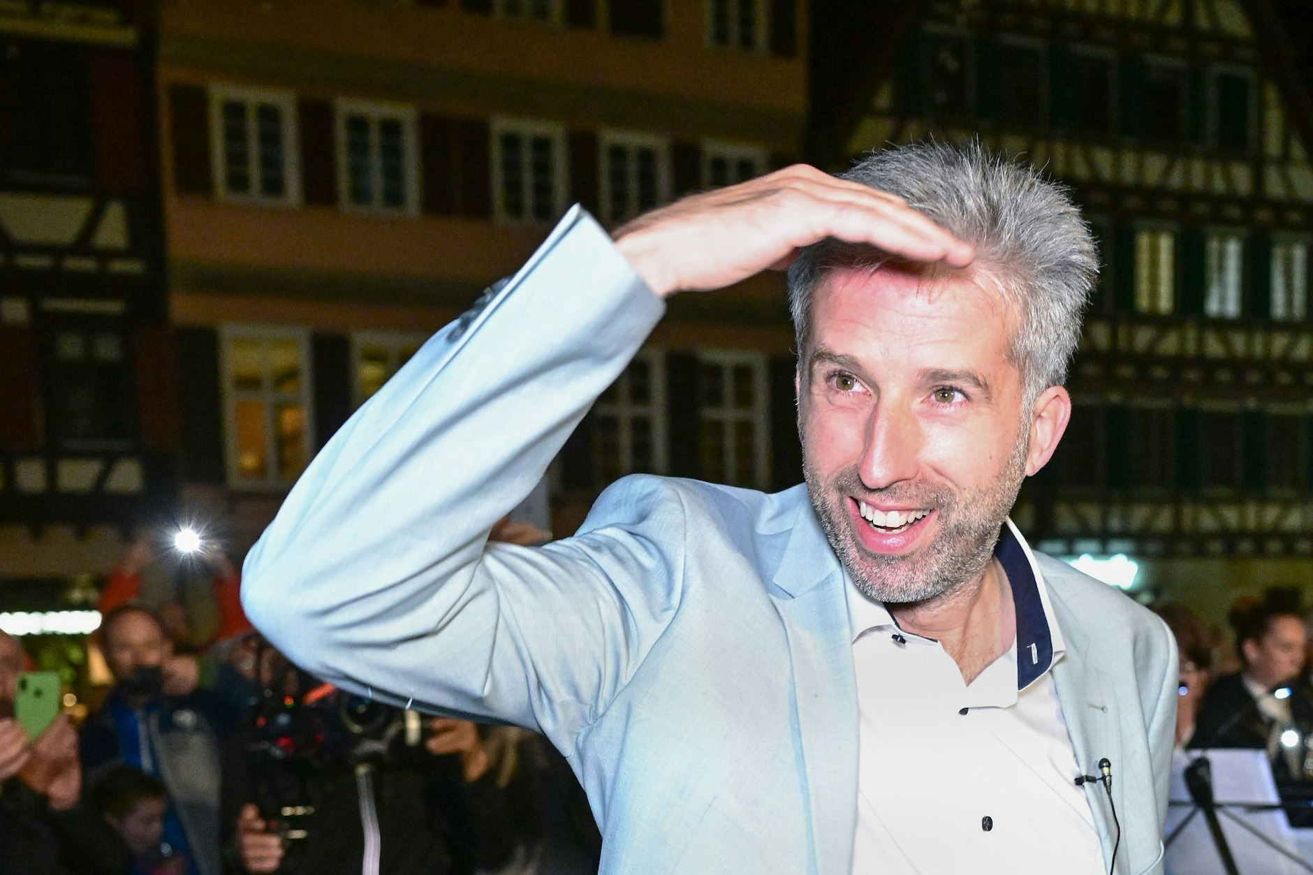 Boris Palmer, der alte und neue Oberbürgermeister von Tübingen, kommt nach seiner Wiederwahl auf den Marktplatz und empfängt Glückwünsche.