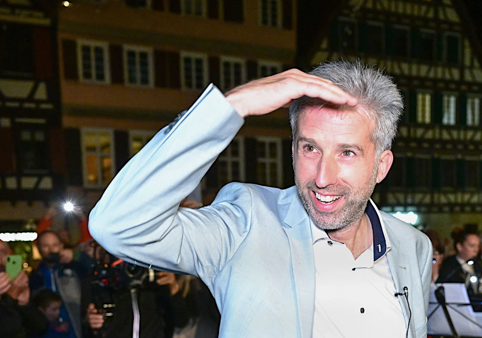 Boris Palmer, der alte und neue Oberbürgermeister von Tübingen, kommt nach seiner Wiederwahl auf den Marktplatz und empfängt Glückwünsche.