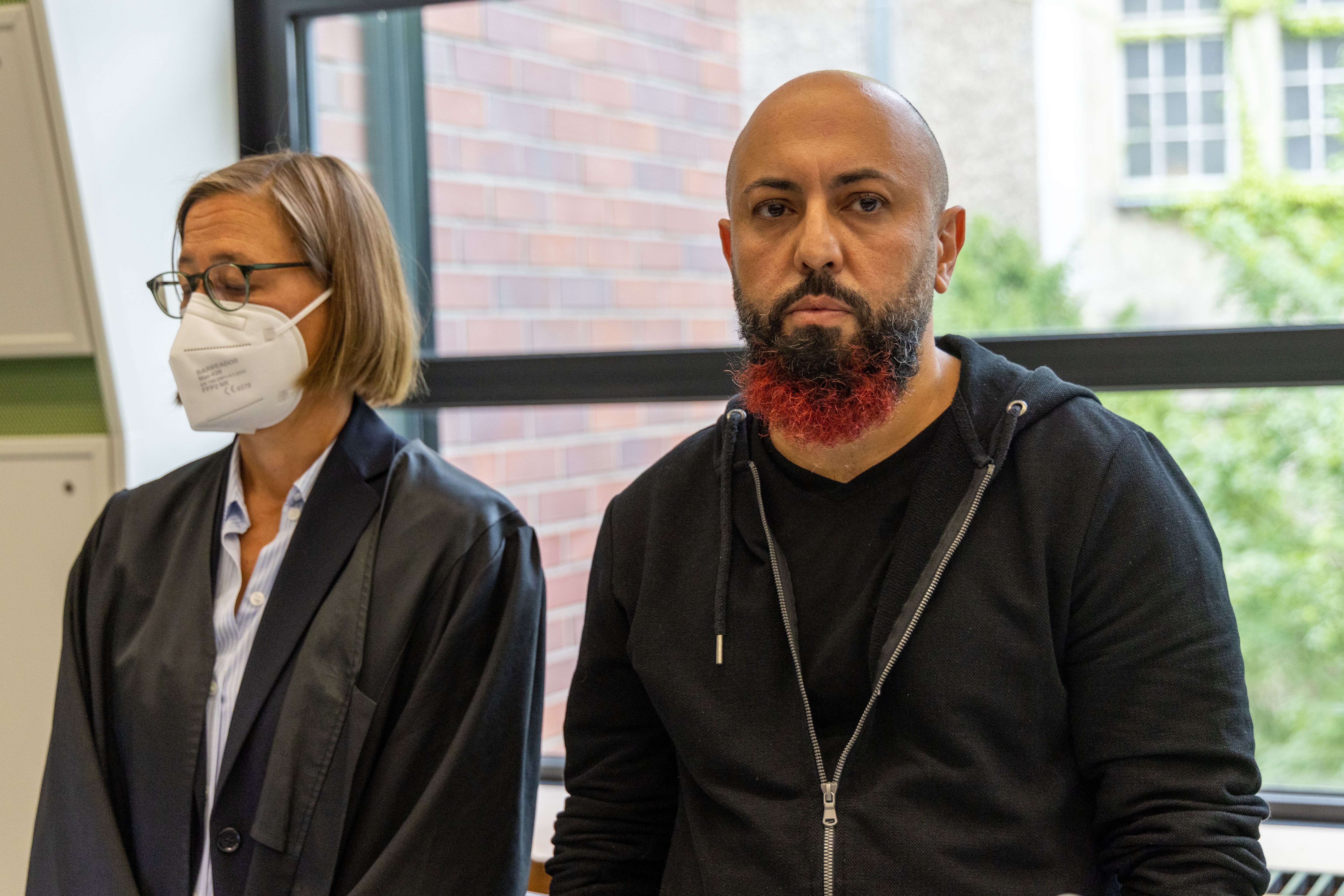 Linkspolitiker Ferat Kocak trifft seine Peiniger vor Gericht: Die Neonazis sollen sein Auto abgefackelt haben