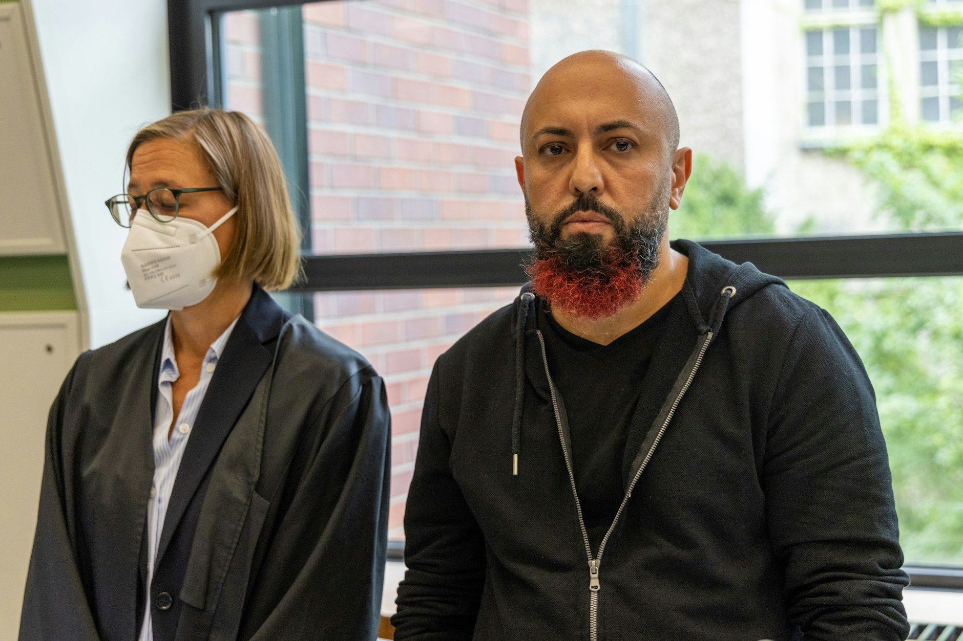 Berlin: Nebenkläger Ferat Kocak (r., Die Linke), Mitglied im Abgeordnetenhaus von Berlin, steht im Gerichtssaal des Kriminalgerichts Moabit.