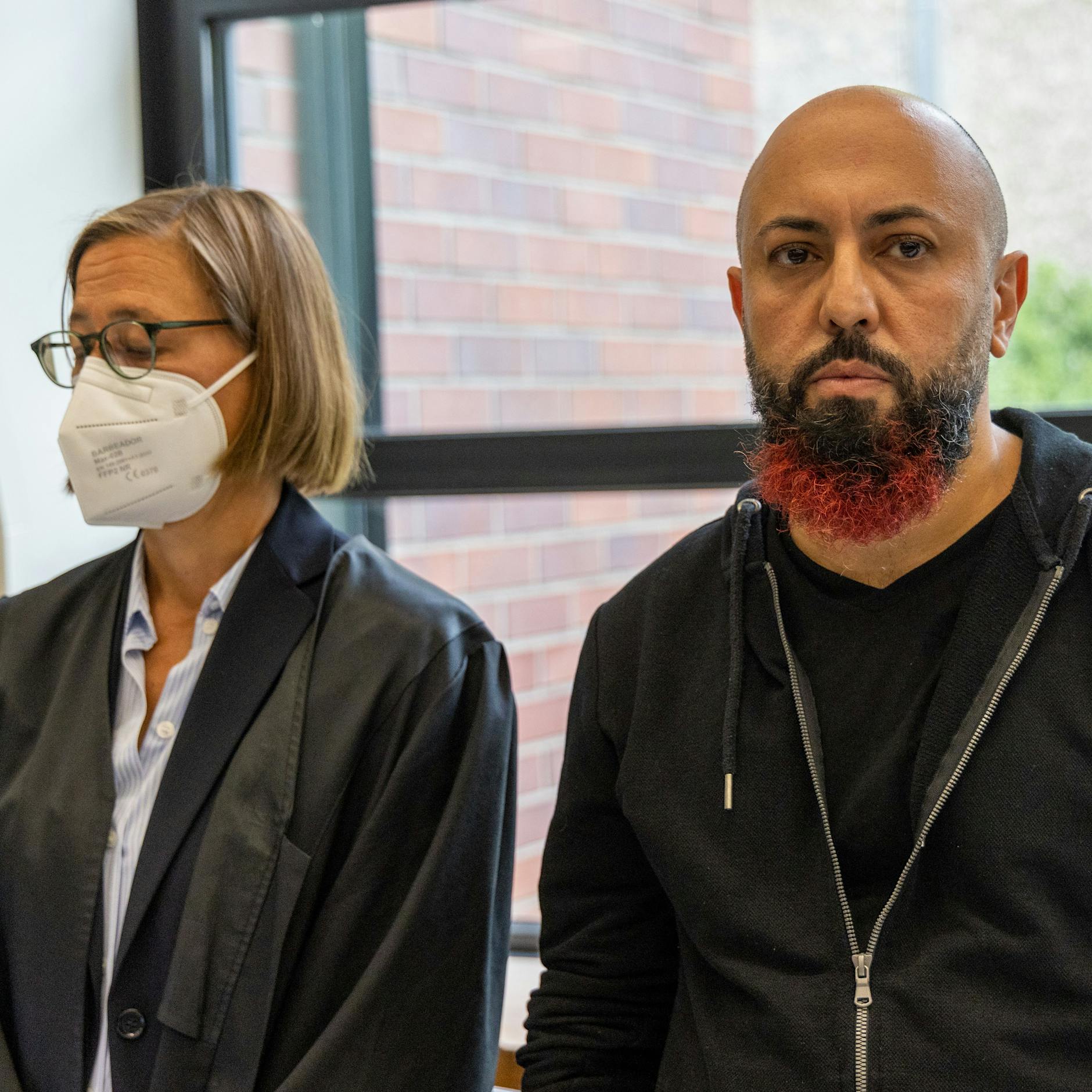 Linkspolitiker Ferat Kocak trifft seine Peiniger vor Gericht: Die Neonazis sollen sein Auto abgefackelt haben