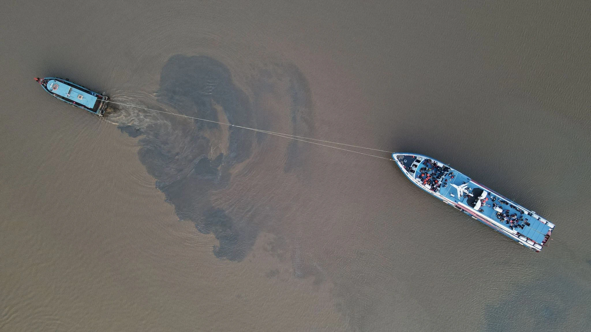 Eine Fähre mit mehr als 500 Passagieren und Besatzungsmitgliedern an Bord wird von einem Schlepper gezogen. Die Fähre ist in der Region Kedah in Malaysia vermutlich wegen der Ebbe auf Grund gelaufen.  
