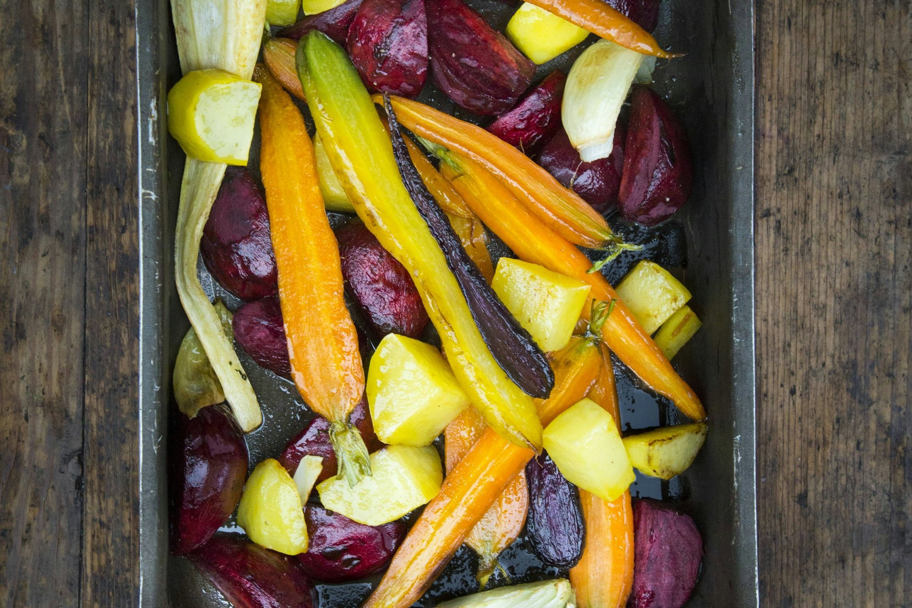 Manche mögen das Wurzelgemüse in großen Stücken, andere schnippeln es lieber klein. Hier liegen Kartoffeln bei – auch das ist möglich!