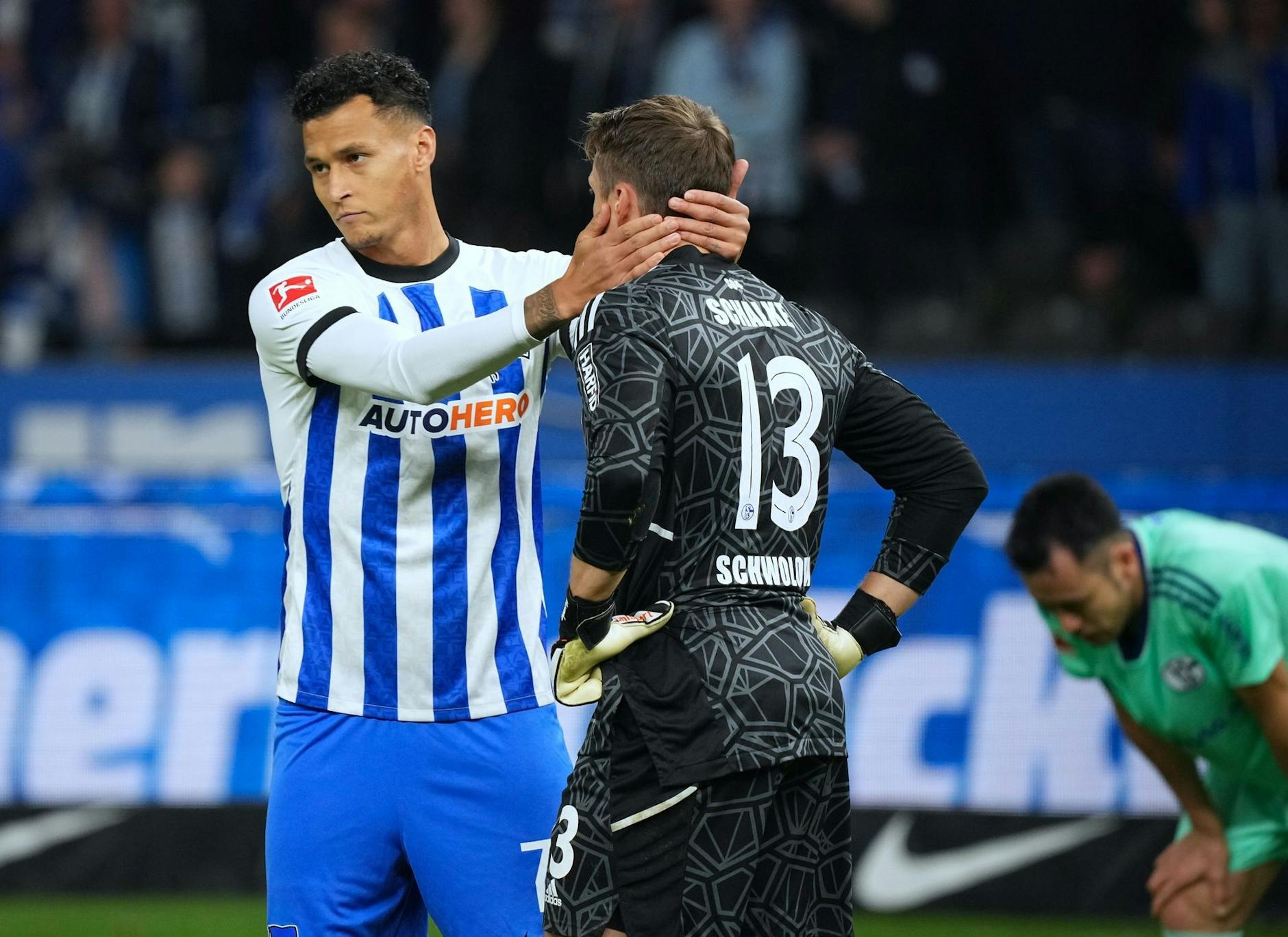 Herthas Davie Selke (l) tröstet nach Spielende Schalkes Torhüter Alexander Schwolow.