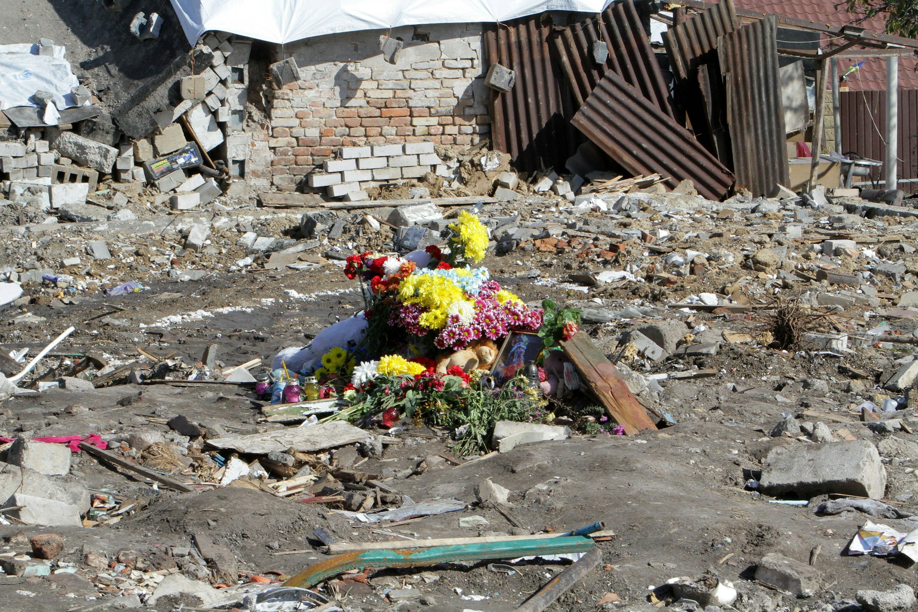 Blumen in einem Trümmerfeld: Nachbarn haben sie in Dnipro niedergelegt, wo eine Familie in ihrem Haus von einer russischen Rakete getötet worden war