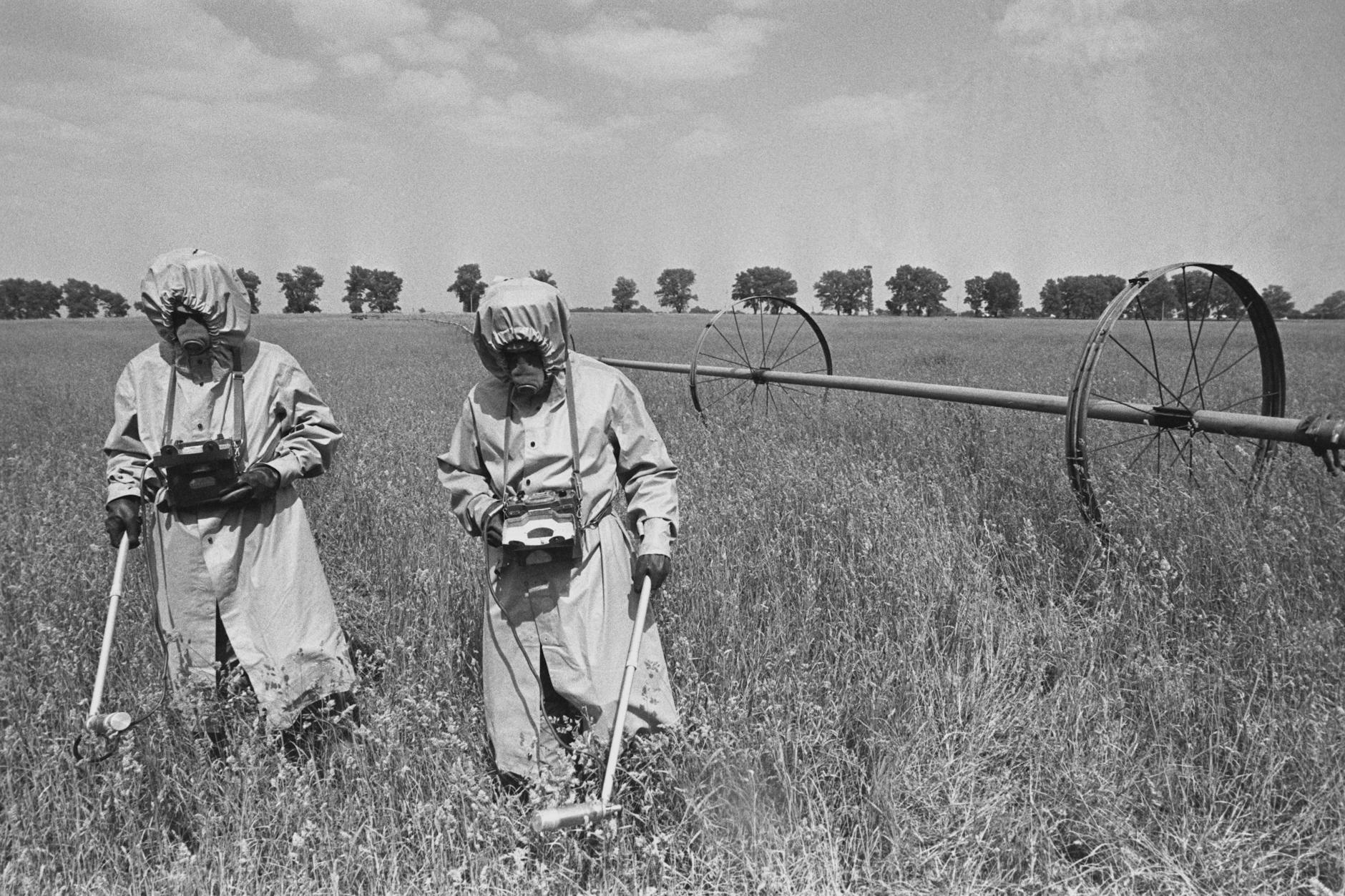 Strahlenmessung auf einem Feld in der Nähe des Tschernobyl-Reaktors.