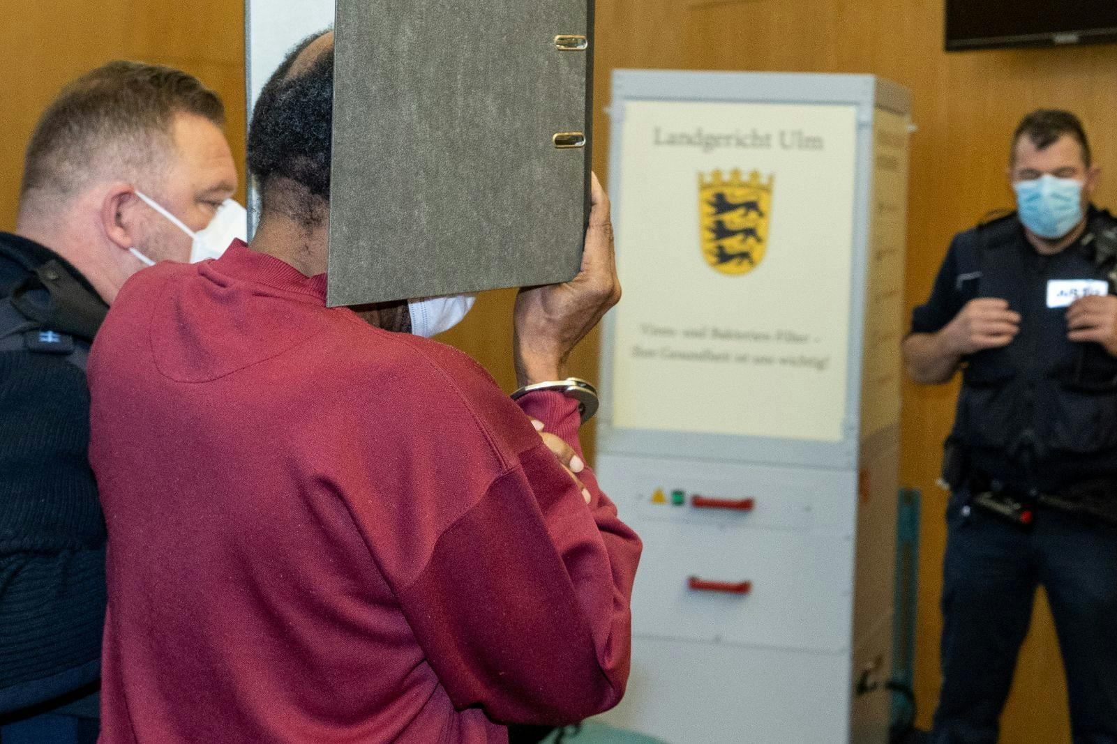Der heute 65-jährige Angeklagte soll 1985 eine Frau überfallen, vergewaltigt und versucht haben, sie zu töten.
