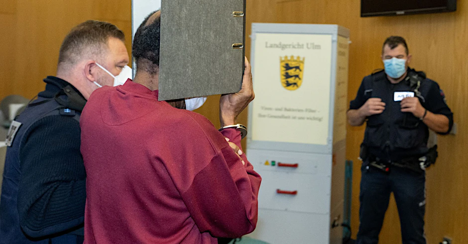 Der heute 65-jährige Angeklagte soll 1985 eine Frau überfallen, vergewaltigt und versucht haben, sie zu töten.  