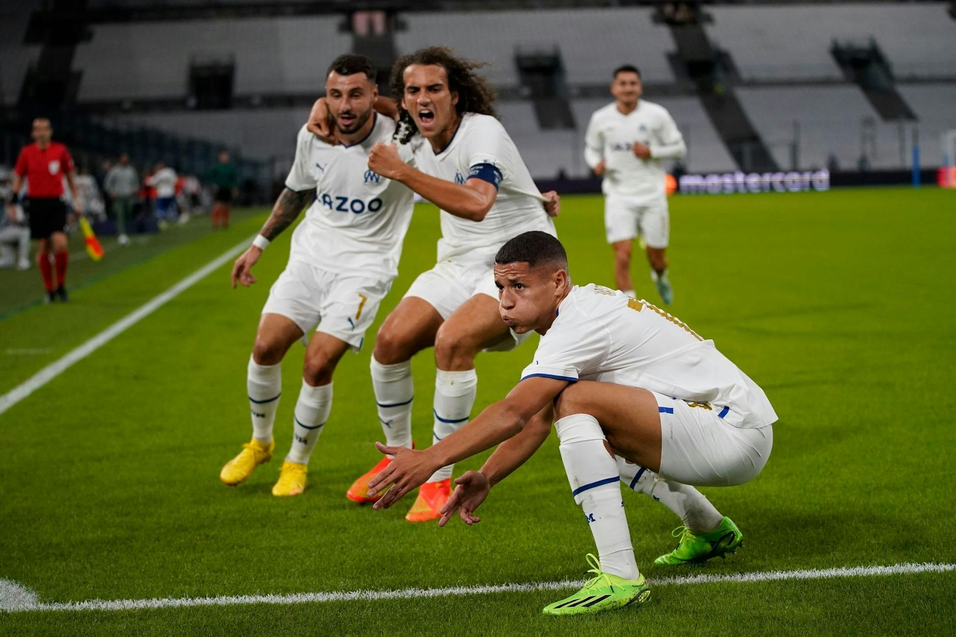 Spieler von Olympique Marseille jubeln nach dem Treffer zum 2:1.