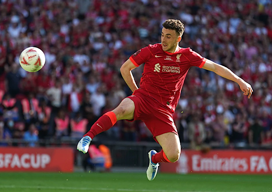 ARCHIV - Liverpools Diogo Jota wird länger pausieren müssen.  