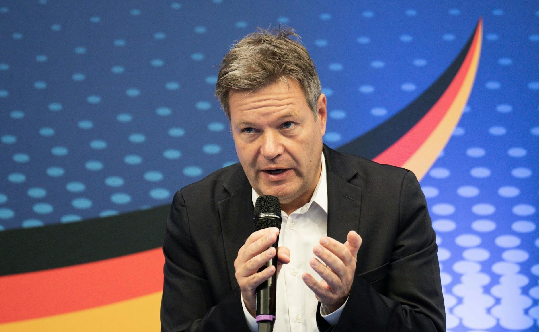 Wirtschaftsminister Habeck hat der Ukraine Hilfe für den Winter zugesagt.