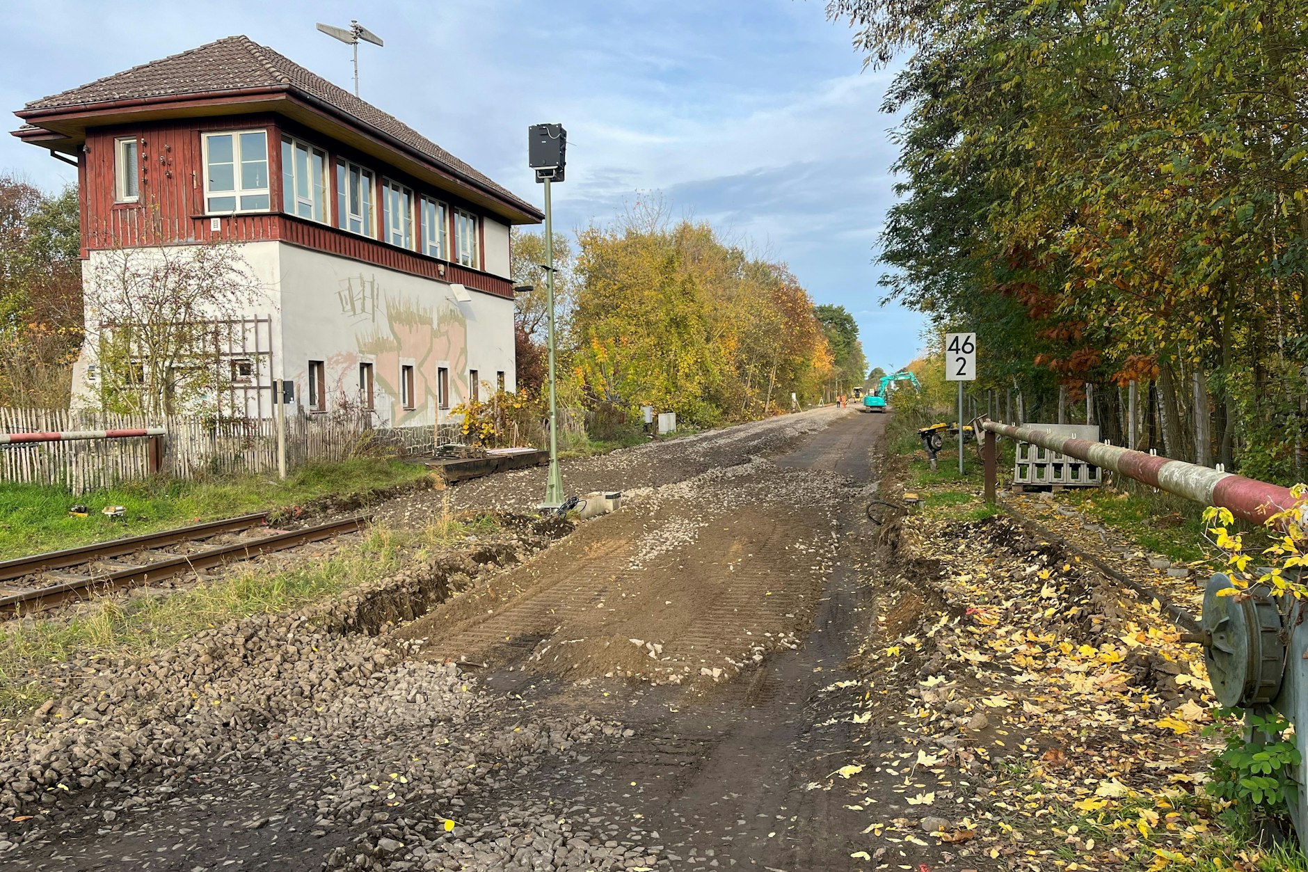 Auf der Ostbahn wird wieder gebaut. Am Stellwerk Müncheberg lässt DB Netz das Gleis erneuern, alte Schienen wurden entfernt. Fahrgäste müssen auf Busse umsteigen – was die Reise in vielen Fällen enorm verlängert.
