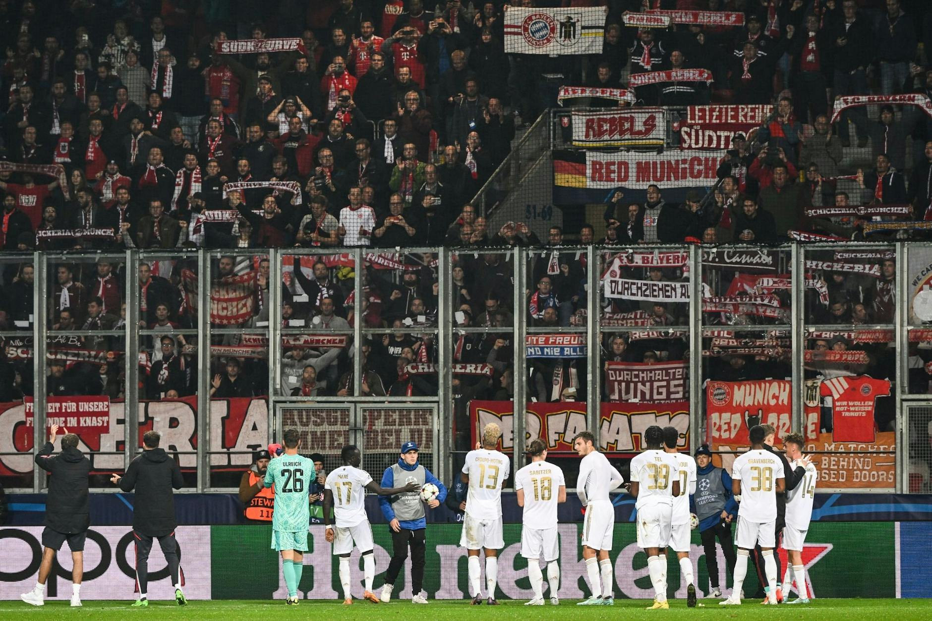 Die Bayern stehen nach der Partie vor dem Fanblock.