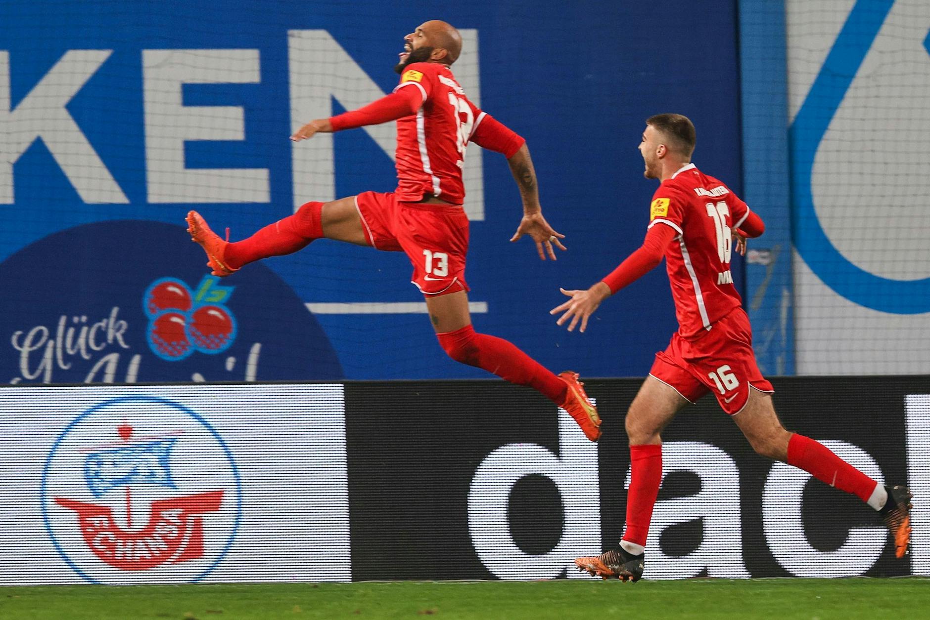 Wurde beim FCK-Sieg in Rostock rassistisch beleidigt: Terrence Boyd (l).